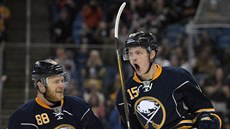 Jamie McGinn (vlevo) a Jack Eichel z Buffala oslavují gól.