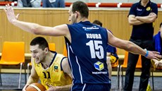 Momentka z utkání Final Four mezi basketbalisty Dína a Opavy (lutá)