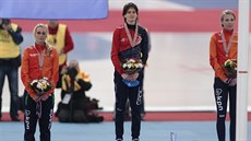 CEREMONIÁL. Martina Sáblíková (uprosted) a její chvíle slávy po triumfu na...