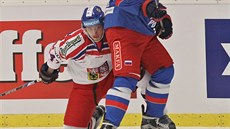 Český útočník Jan Buchtele (vlevo) v duelu s Ruskem