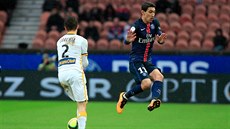Ángel Di María z Paris St. Germain (vpravo) bojuje o mí� se Sébastienem...