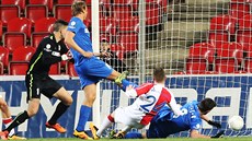Muris Meanovi (v ervenobílém) ze Slavie stílí gól do brnnské sít.