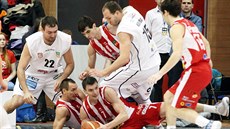 Momentka z finále eského poháru basketbalist mezi Pardubicemi (ervenobílá) a...