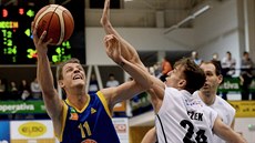 Jan Jiíek (vlevo) z Ústí pálí na ko pes imona Jeka z Dína.