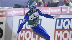 Rakouský skokan Michael Hayböck po skoku v Lahti