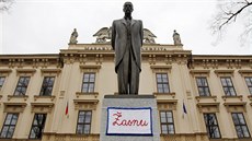 Na sochu T. G. Masaryka na Komenského námstí v Brn nkdo umístil transparent.