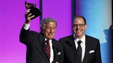 Tony Bennett a Bill Charlap pebírají cenu Grammy za desku The Silver Lining:...