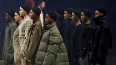 Modely z dílny rapera Kanye Westa (New York, 11. února 2016)