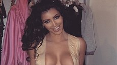 Kim Kardashianová prozradila svj trik na dokonalé poprsí - lepicí páska.
