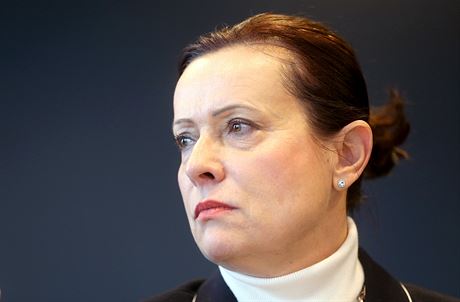 éfka ERÚ elí také obalob kvli jmenování bývalé nejvyí alobkyn Renaty Vesecké místopedsedkyní ERÚ v listopadu 2014.
