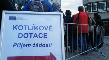 V Olomouci ekali na kotlíkové dotace stovky zájemc