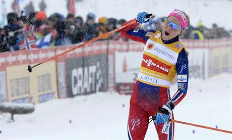 Therese Johaugová vítzí ve skiatlonu v Lahti.