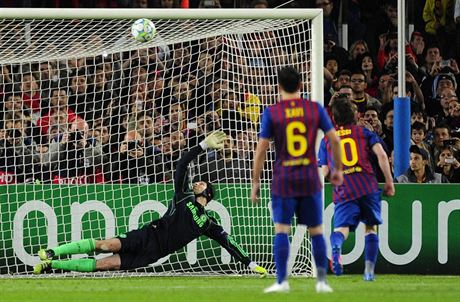 eský branká Petr ech z Chelsea sleduje stelu Lionela Messiho z Barcelony,...