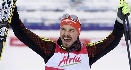 Nmecký sdruená Fabian Riessle se raduje z triumfu v Lahti.