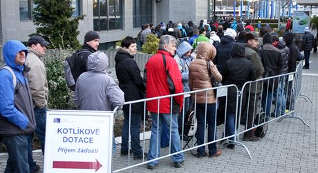Fronta na kotlíkové dotace v den, kdy Olomoucký kraj spustil píjem ádostí (22. února 2016)