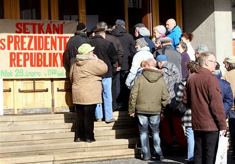 Na setkání s obyvateli Lomnice byl sál místního divadla zcela zaplnn.