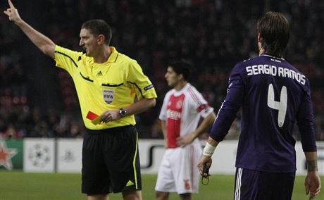 VEN! Rozhodí ukazuje Ramosovi z Realu Madrid (vpravo) druhou lutou kartu a...