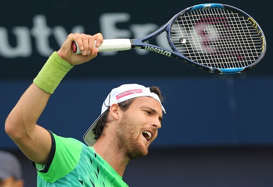 Joao Sousa se vzteká v utkání s Tomáem Berdychem.