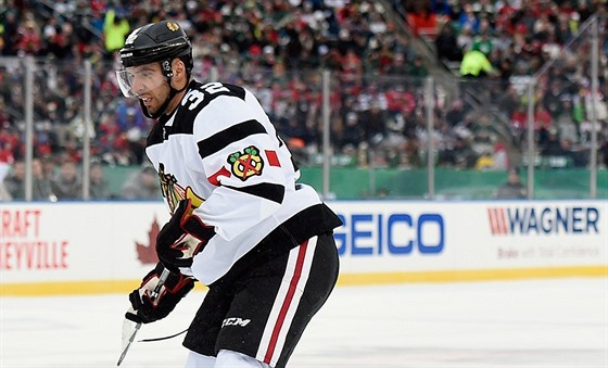 Hokejový obránce Michal Rozsíval z Chicaga byl písn vylouen do konce zápasu...