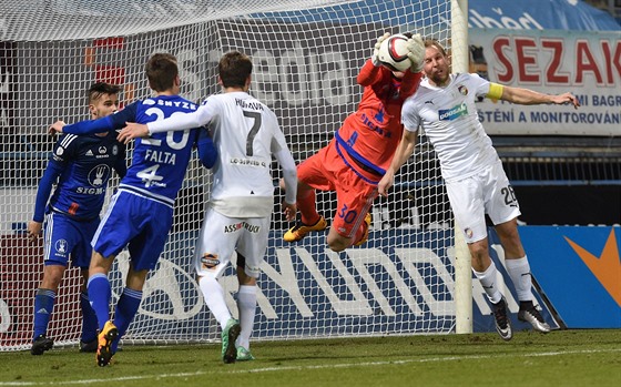 Olomoucký branká Milo Buchta chytá mí ped plzeským kapitánem Danielem...