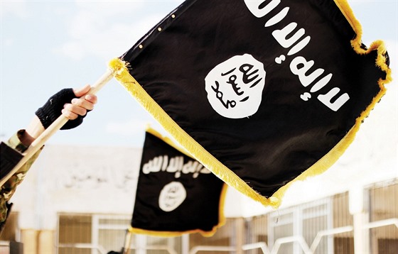 Islámský stát se svou vlajkou propaguje po obsazení mst v Sýrii i Iráku.