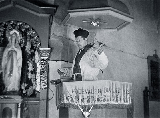 Číhošťský farář Josef Toufar během policejní rekonstrukce. Následující den...