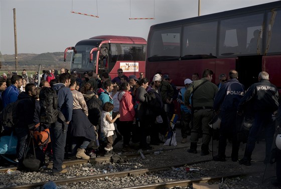 Policie asn ráno pikázala afghánským migrantm nastoupit do autobus, které...