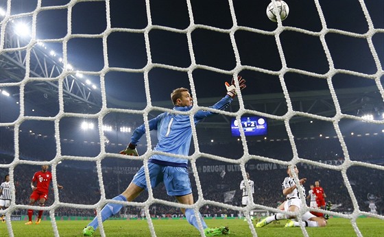 Branká Manuel Neuer z Bayernu Mnichov inkasuje po stele Stefana Sturara z...