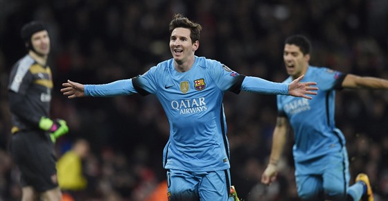 Lionel Messi z Barcelony se raduje poté, co vstelil gól v osmifinále Ligy...