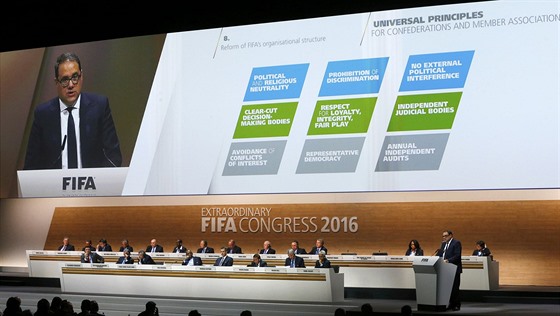 Mimoádný kongres FIFA v Curychu, u pultu hovoí Victor Montagliani, prezident...