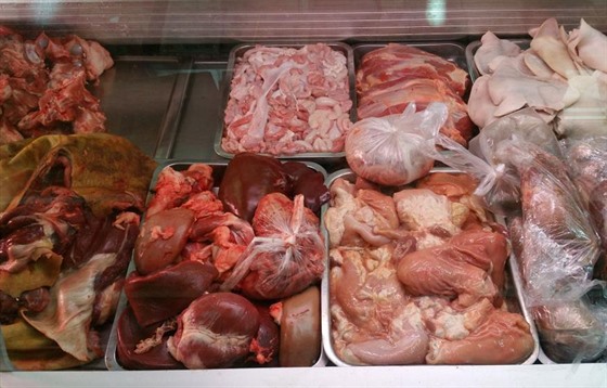 Nelegální prodej masa v libušské tržnici (29.2.2016).