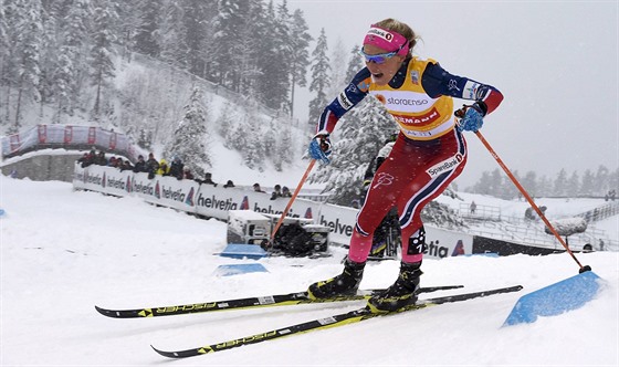 Therese Johaugová na trati skiatlonu v Lahti.