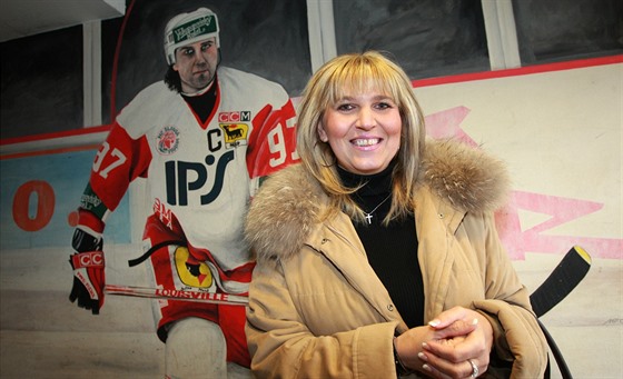 RَIKOVA LÁSKA. Eva Riková byla dokonalá hokejová manelka. Dobrá due....