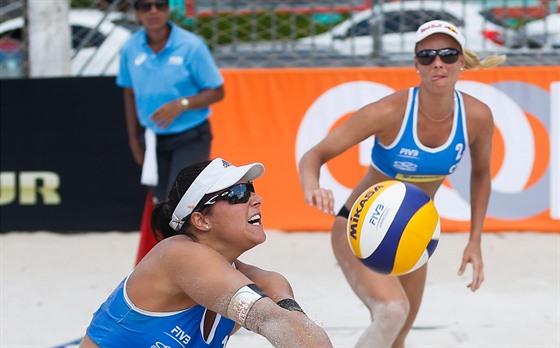 Markéta Sluková (vpravo) s Barborou Hermannovou na turnaji v brazilském Maceió.
