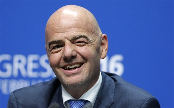 Gianni Infantino na své první tiskové konferenci v roli prezidenta FIFA liácky...