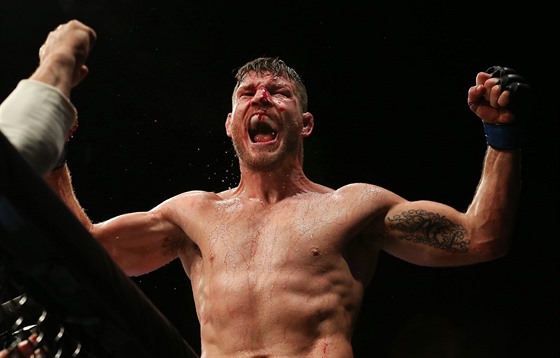 Zpasnk MMA Michael Bisping se raduje z vtzstv nad Andersonem Silvou (27....