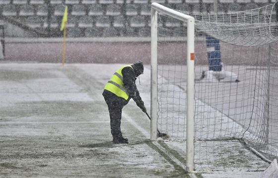 Fotbalový zápas Dukla - Sparta byl odloen kvli pívalu snhu (29. února 2016).