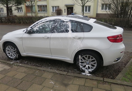 Luxusní BMW X6 vandal polil fasádní barvou.