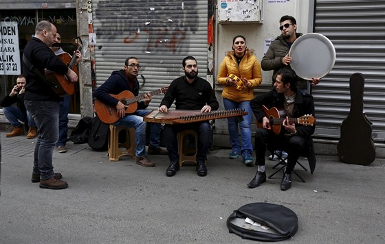 Syrtí a irátí hudebníci vystupují v ulicích turecké metropole Istanbul. (17....