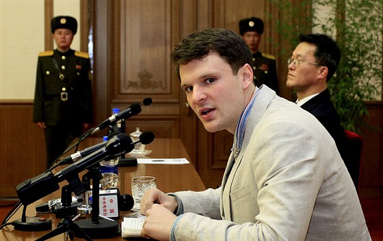 Otto Warmbier na tiskové konferenci v severokorejském Pchjongjangu. (29. 2....