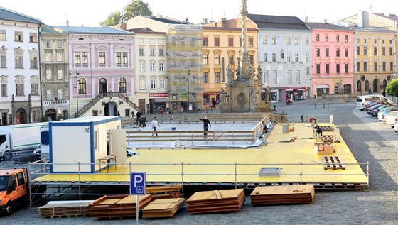 Kluzit se stalo oblíbenou souástí olomouckých vánoních trh (snímek z jeho stavby pro letoní zimu z 3. listopadu 2015), podle inspekce ale poadatelé poruili dohodu a ohrozili jím historickou kanu.