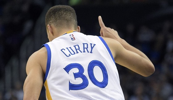 Stephen Curry z Golden State a jeho oslava úspné tíbodové stely