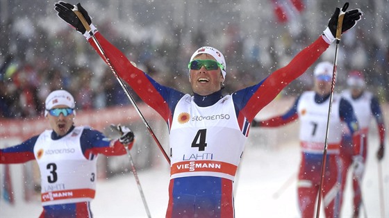 Emil Iversen (s íslem 4) slaví triumf ve sprintu v Lahti