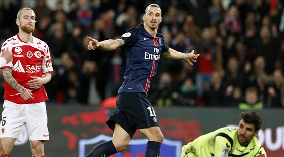 Zlatan Ibrahimovi z PSG slaví trefu do sít Remee.