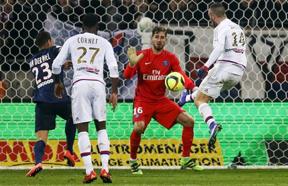 DRUHÝ GÓL LYONU. Kevina Trappa, brankáe Paris St. Germain, pekonává Sergi...