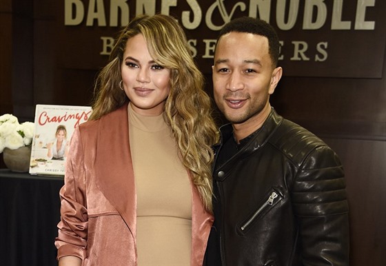 Chrissy Teigenová a John Legend (Los Angeles, 23. února 2016)