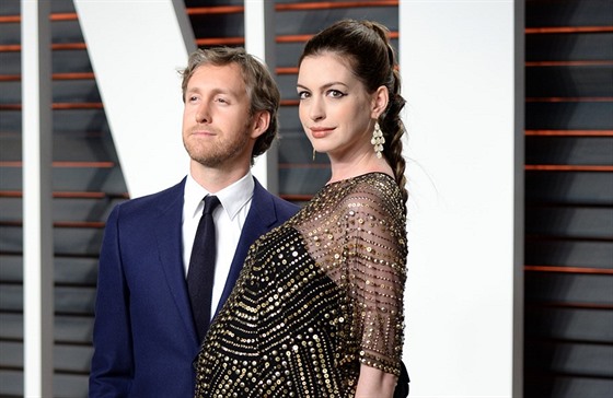 Thotná Anne Hathawayová a její manel Adam Shulman na Vanity Fair Oscar Party...