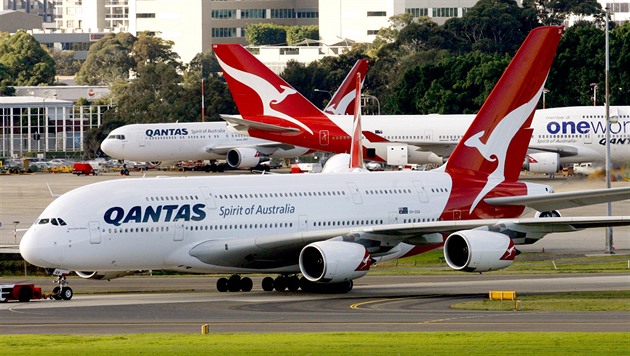 Manažeři Qantasu k pásu. Kvůli nedostatku personálu budou odbavovat zavazadla