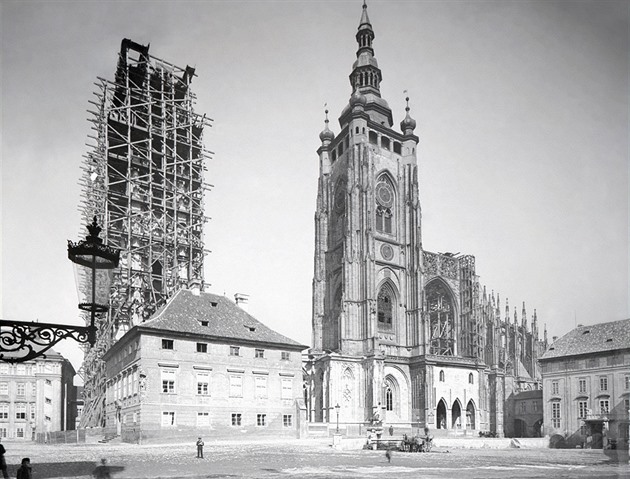 100 POHLEDŮ NA ČESKO: Chrám a dřevěné lešení. Poznáte místo?