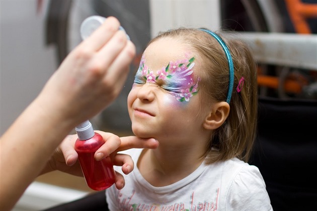 Malování na obličej je u dětí populární.
